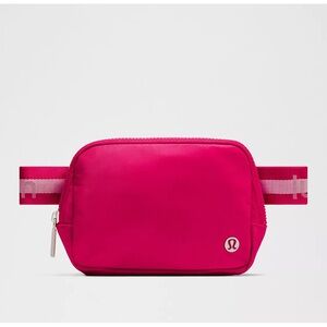 New Lululemon Everywhere Belt Bag 1L
Wordmark Calypso Pink